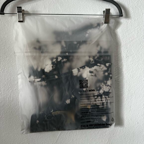 NEW Fashion Nova Hardcore Bleached T shirt Womens Size Med Graphic Print Black - Picture 6 of 7